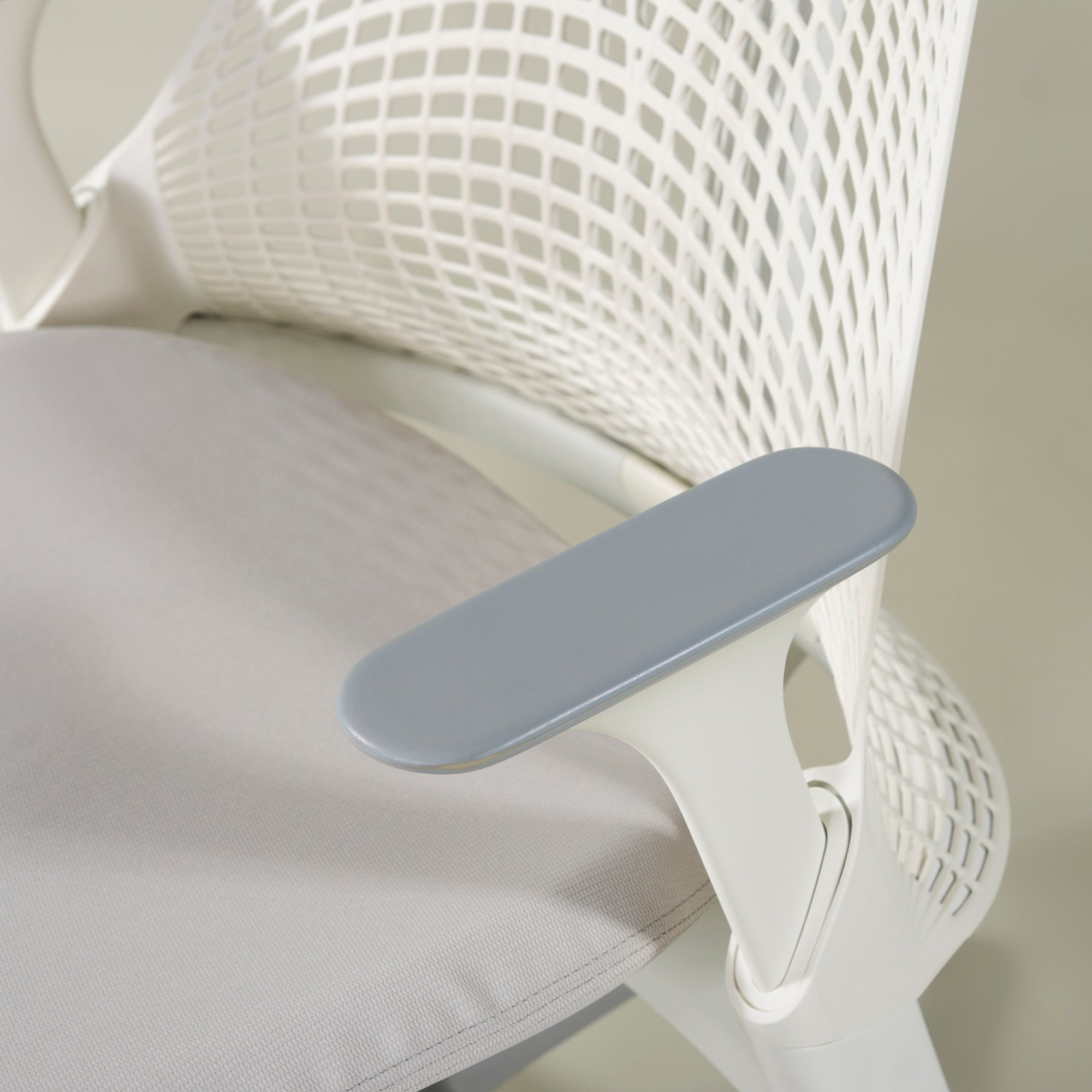 Herman Miller Sail Chair, White, Adjustable Arm, Old Model, Desk Chair, OA Chair, Remote