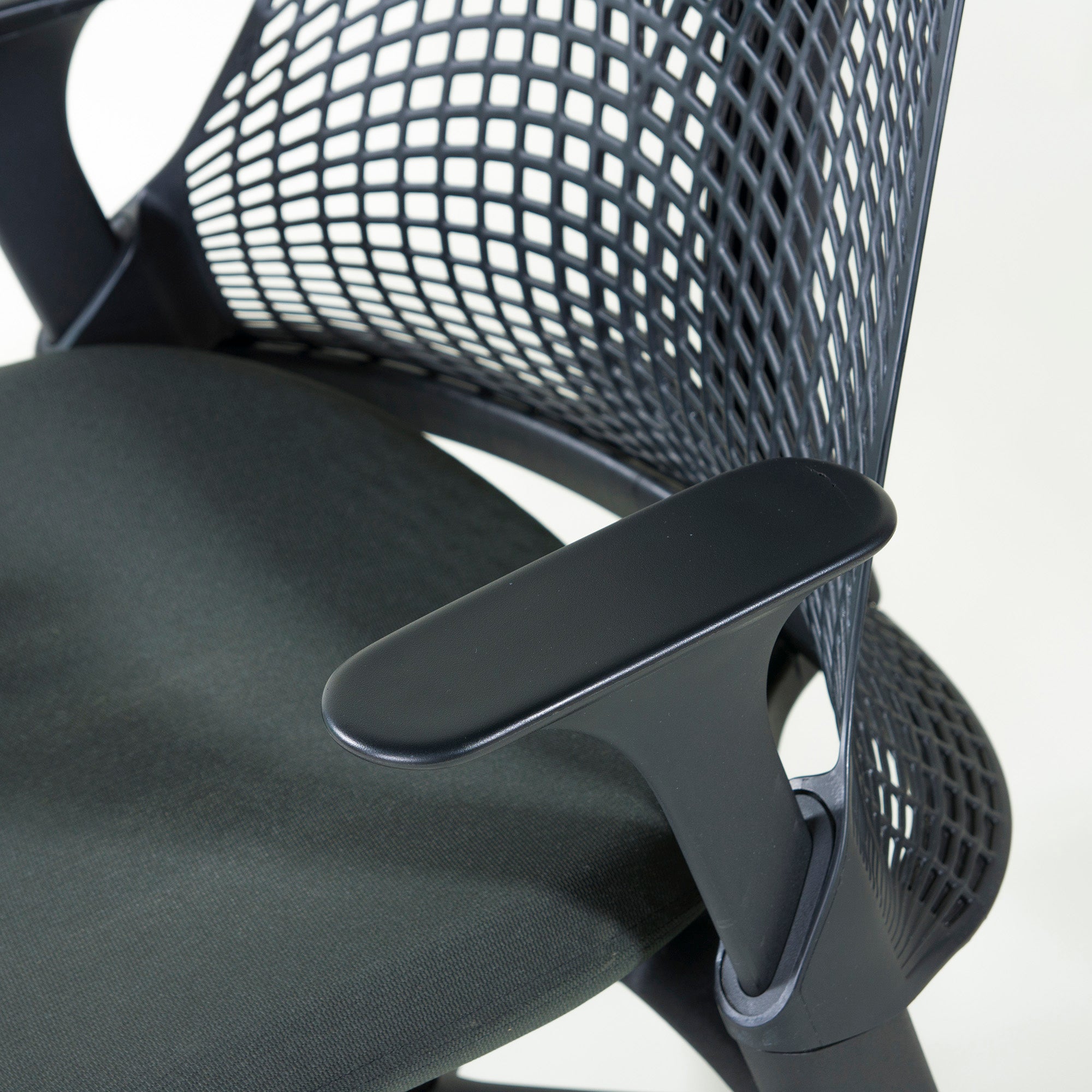 Herman Miller Sail Chair, Black, Adjustable Arm, Old Model, Desk Chair, OA Chair, Remote