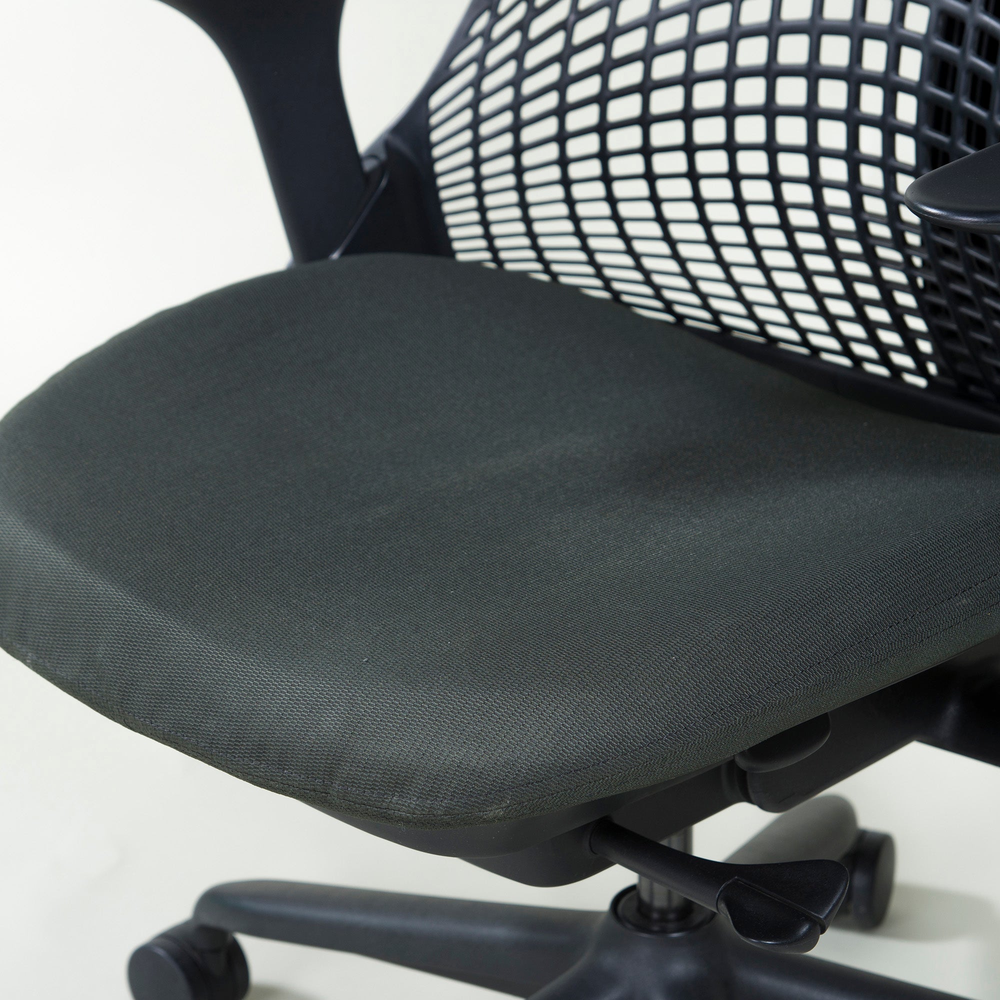 Herman Miller Sail Chair, Black, Adjustable Arm, Old Model, Desk Chair, OA Chair, Remote