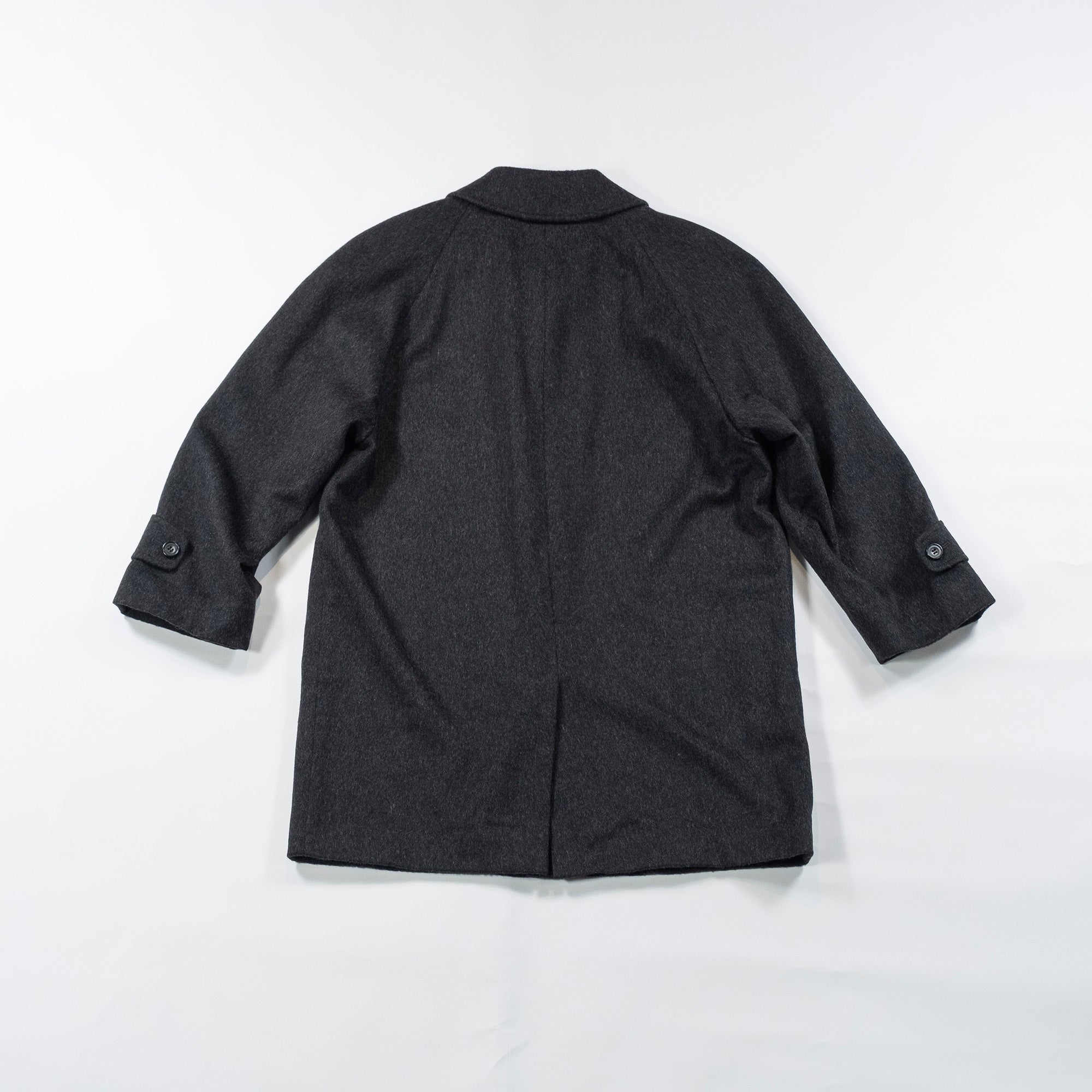 Pre-owned Italian pure cashmere Balmacaan coat in gray. Features a concealed placket, raglan sleeves, and a mid-length 100% cashmere lining. Men's fashion, outerwear, and coat.