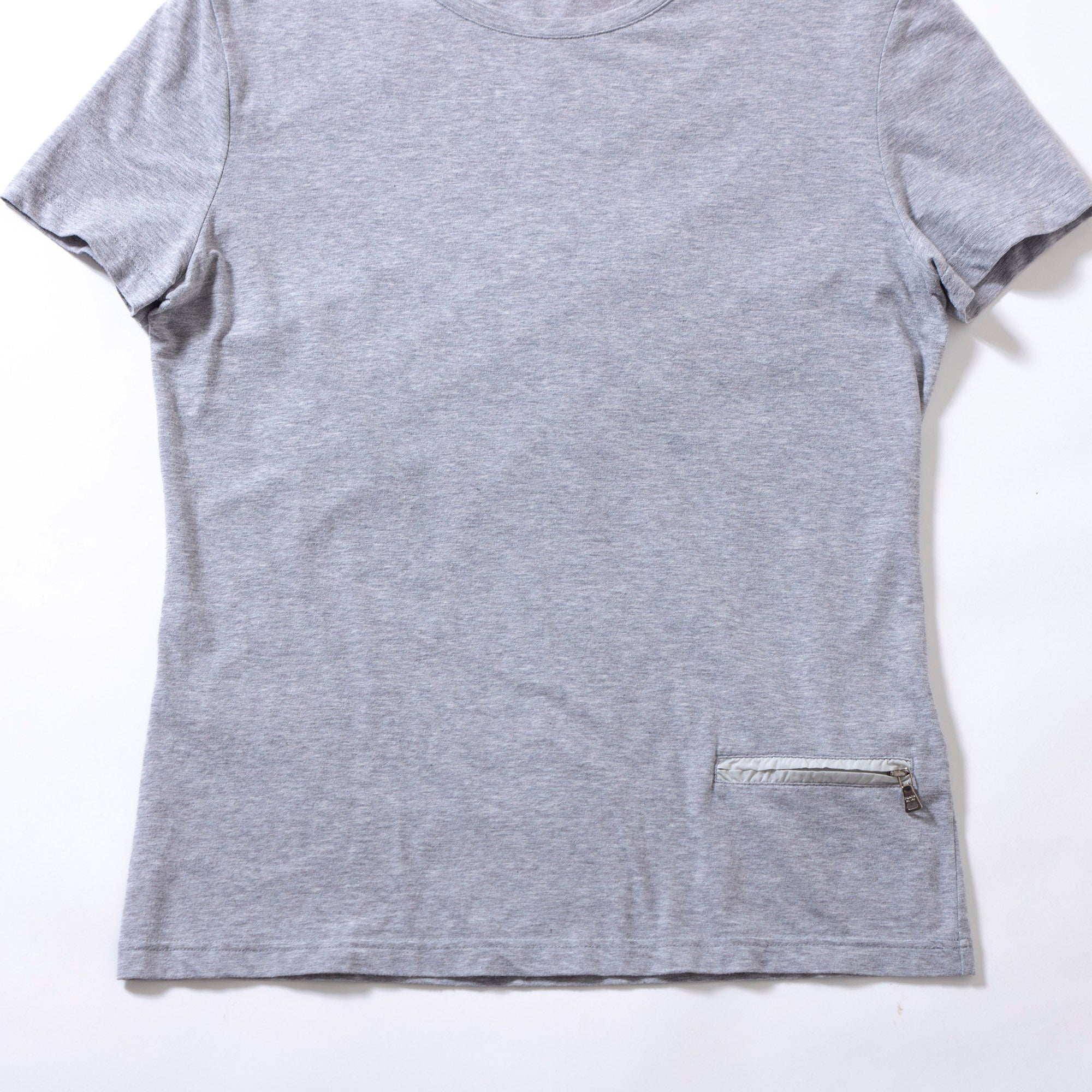 プラダ PRADA SPORT クルーネック Tシャツ ショートスリーブ グレー ロゴパッチ 半袖 ポケットTシャツ カットソー レディース メンズ