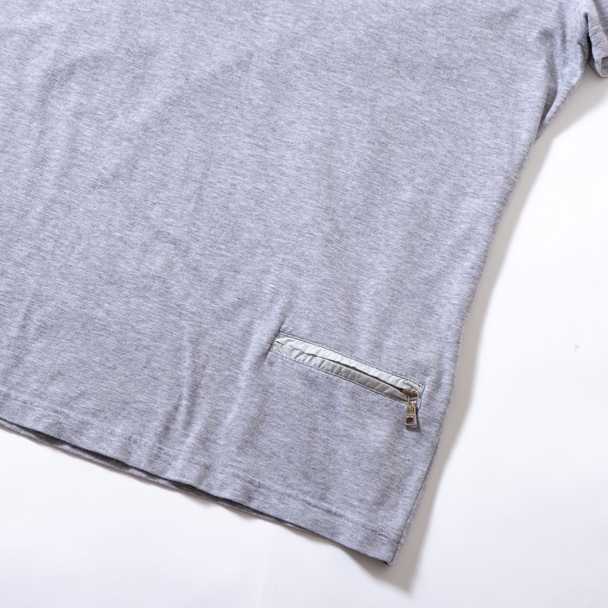 プラダ PRADA SPORT クルーネック Tシャツ ショートスリーブ グレー ロゴパッチ 半袖 ポケットTシャツ カットソー レディース メンズ