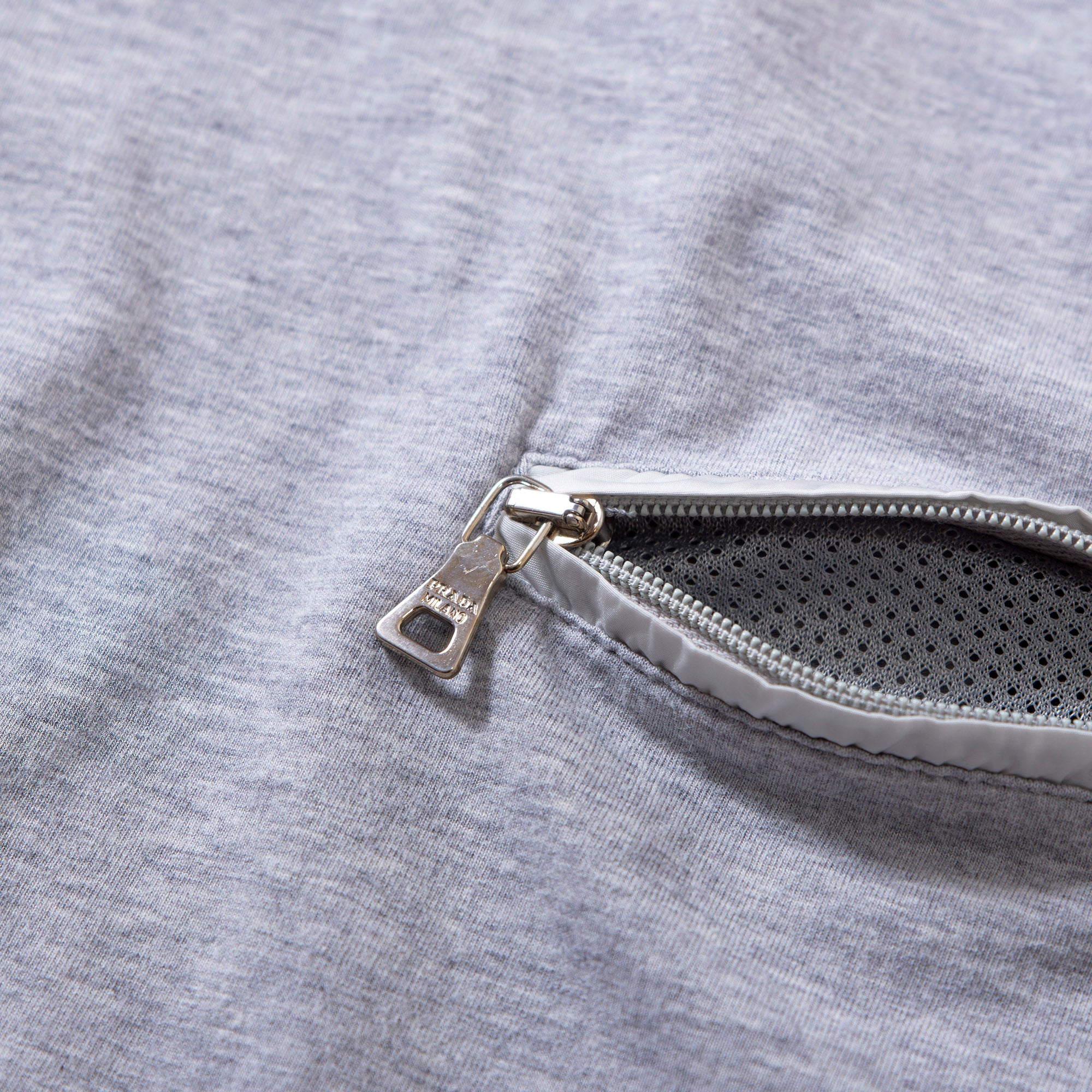 プラダ PRADA SPORT クルーネック Tシャツ ショートスリーブ グレー ロゴパッチ 半袖 ポケットTシャツ カットソー レディース メンズ
