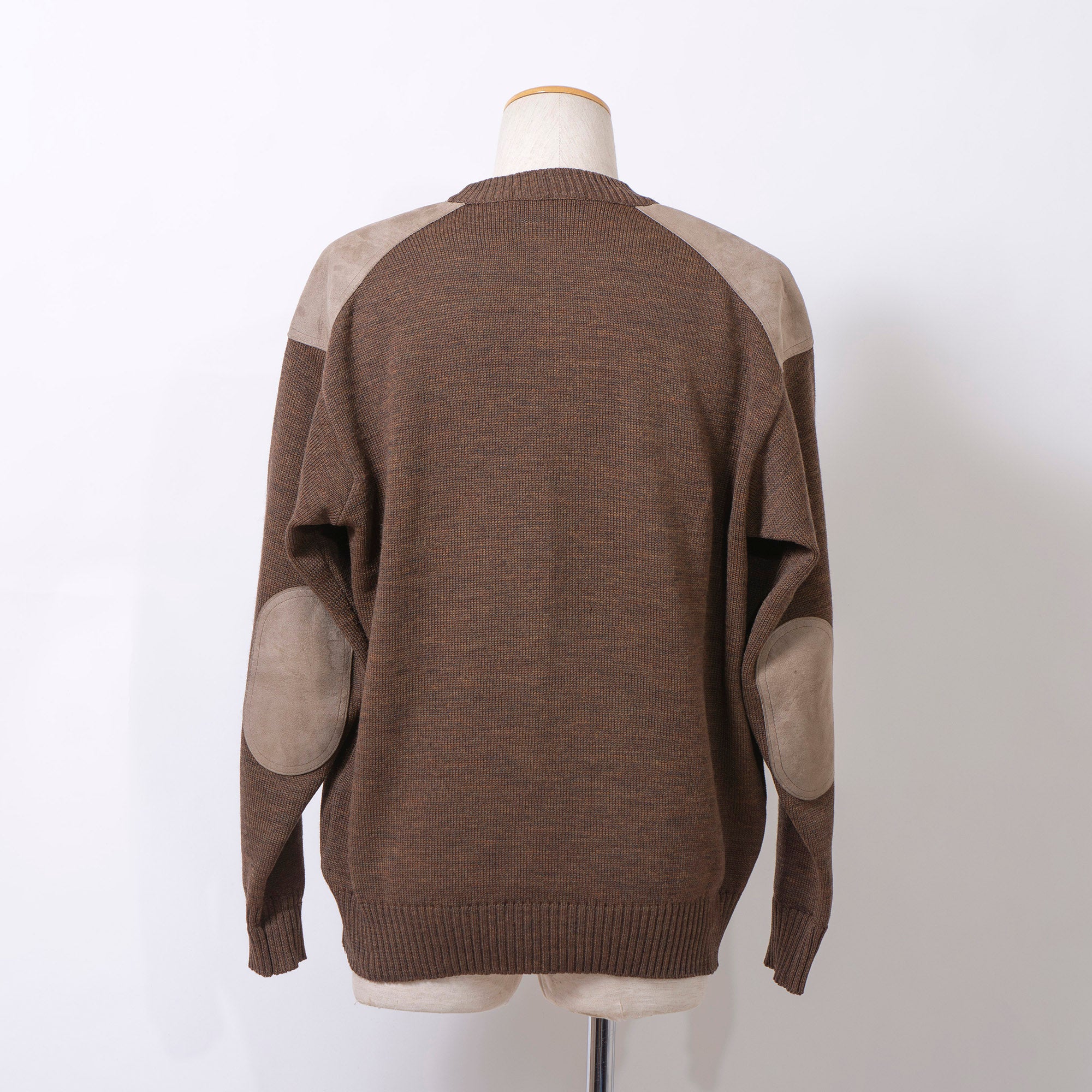 Burberry cable knit sweater with suede accents, shoulder and elbow patches, and an embroidered logo. Brown, size L. Made in England. Wool. 90s. Men's.