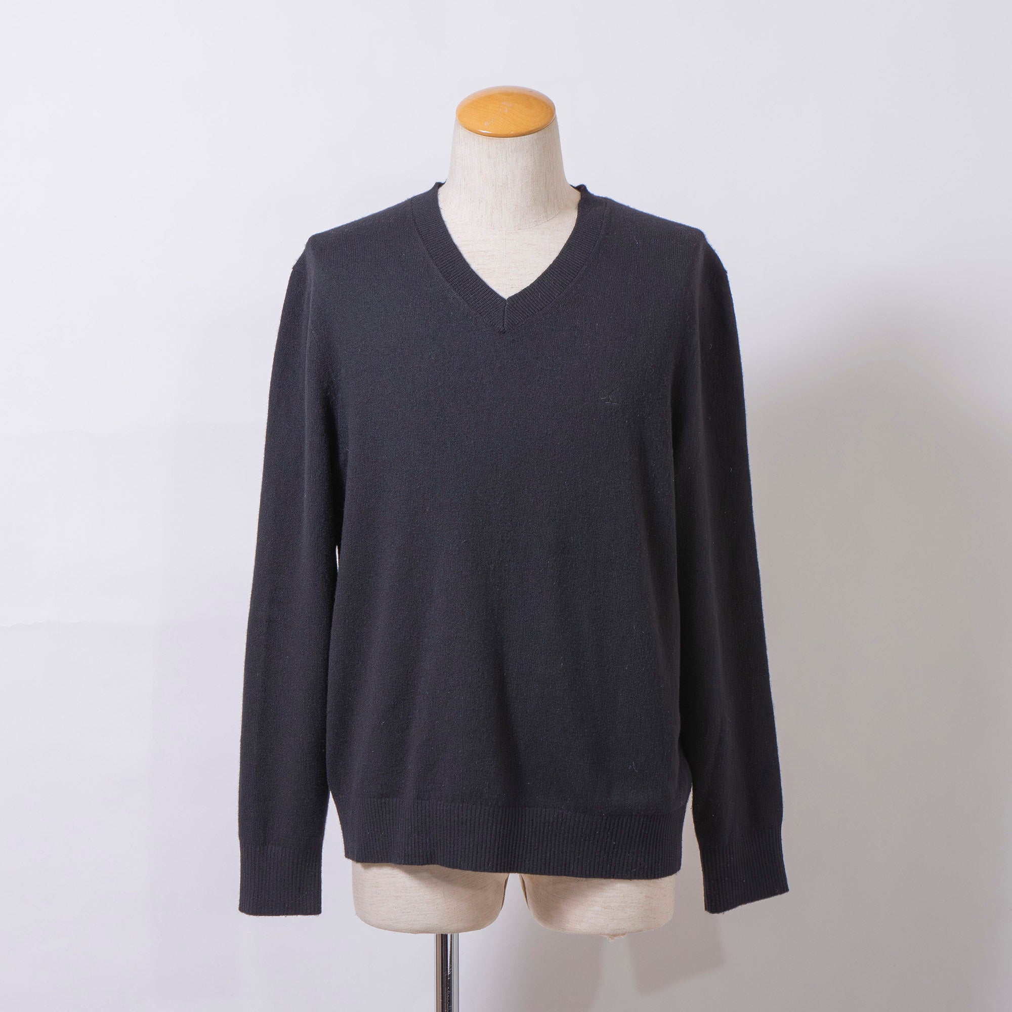 Calvin Klein V-neck knit sweater with logo embroidery and a single point, black, size L, unisex, long-sleeved top for men and women.
