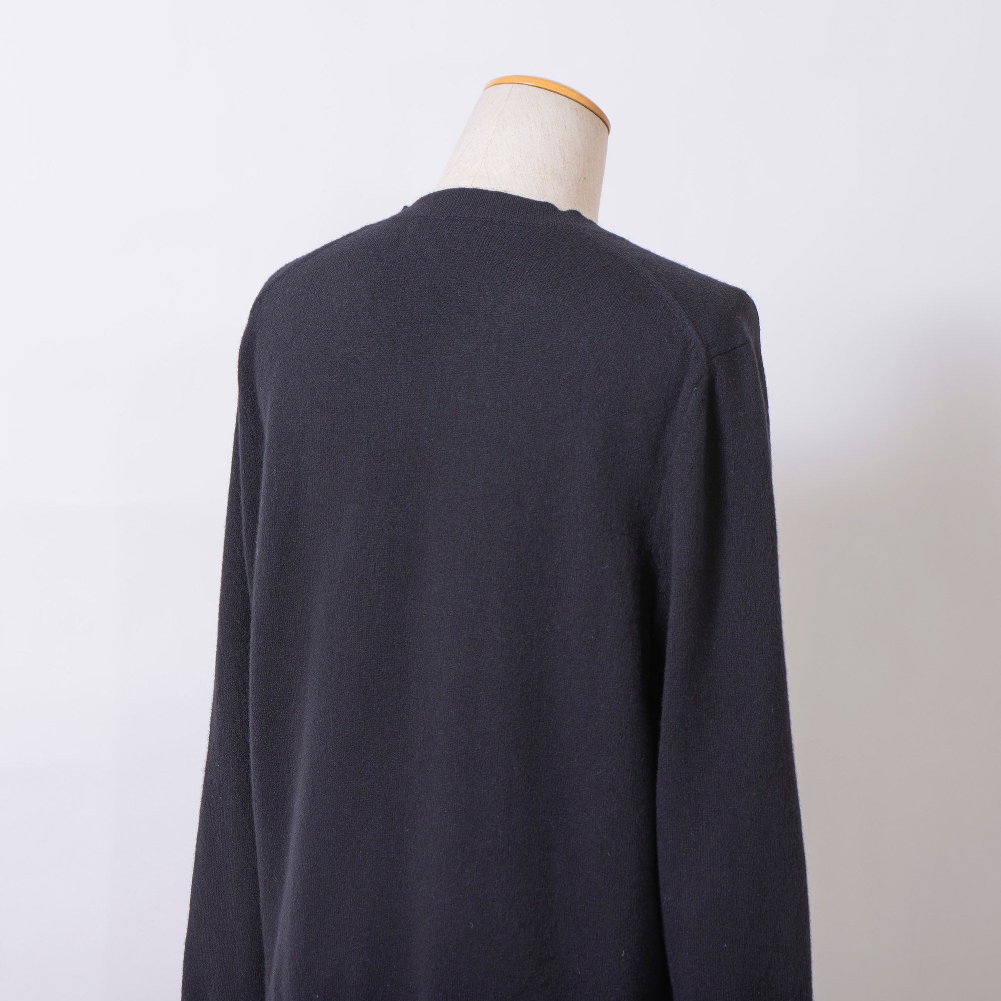 Calvin Klein V-neck knit sweater with logo embroidery and a single point, black, size L, unisex, long-sleeved top for men and women.