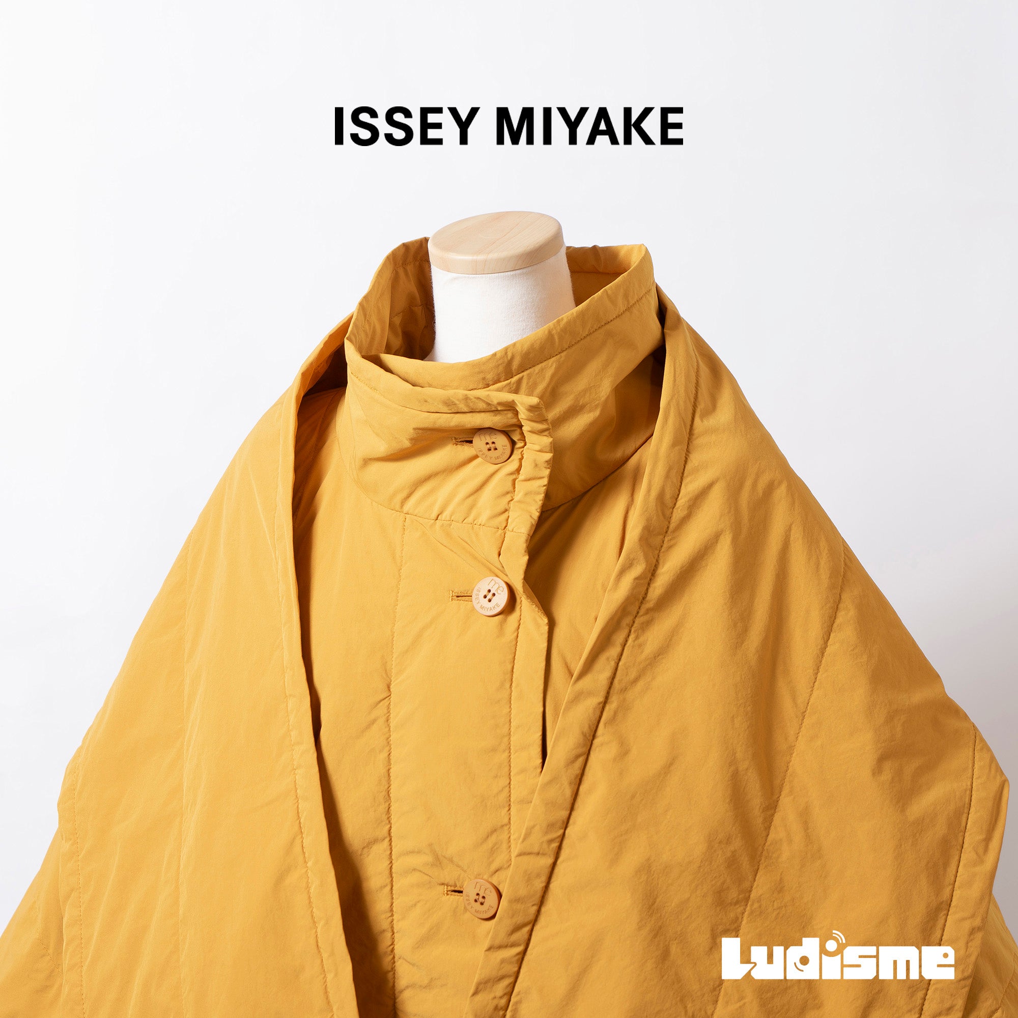 イッセイミヤケ me ISSEY MIYAKE ポンチョ マフラー付き マスタードイエロー 中綿 ポリエステル ナイロン ◆希少◆ アウター ケープ ダウン