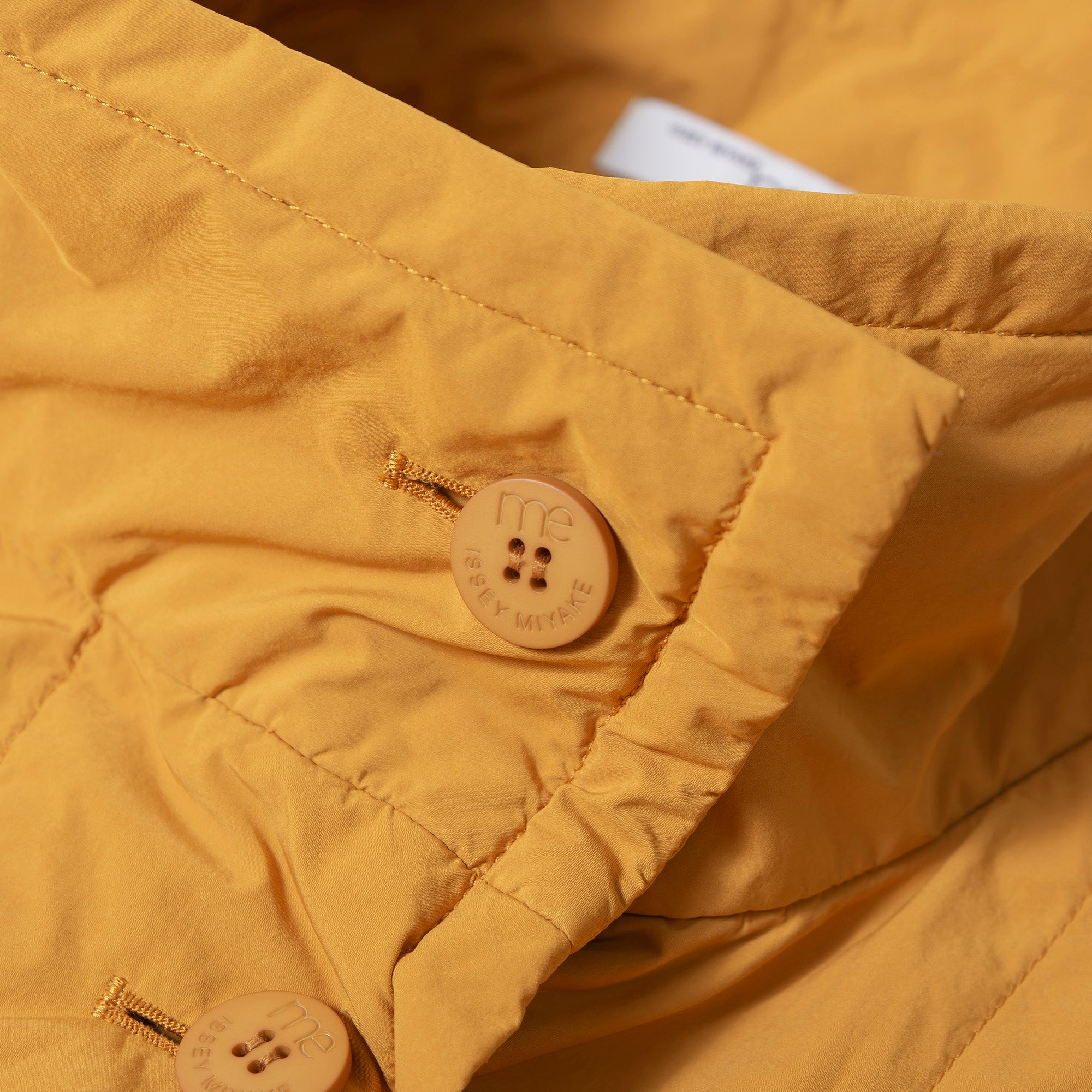 イッセイミヤケ me ISSEY MIYAKE ポンチョ マフラー付き マスタードイエロー 中綿 ポリエステル ナイロン ◆希少◆ アウター ケープ ダウン