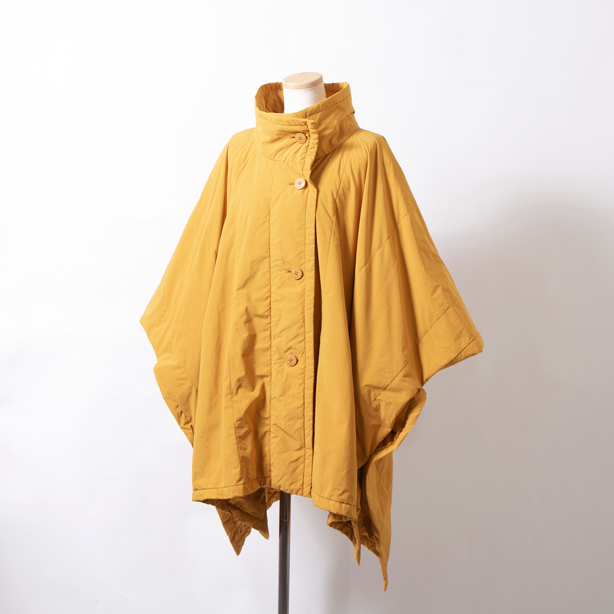 イッセイミヤケ me ISSEY MIYAKE ポンチョ マフラー付き マスタードイエロー 中綿 ポリエステル ナイロン ◆希少◆ アウター ケープ ダウン
