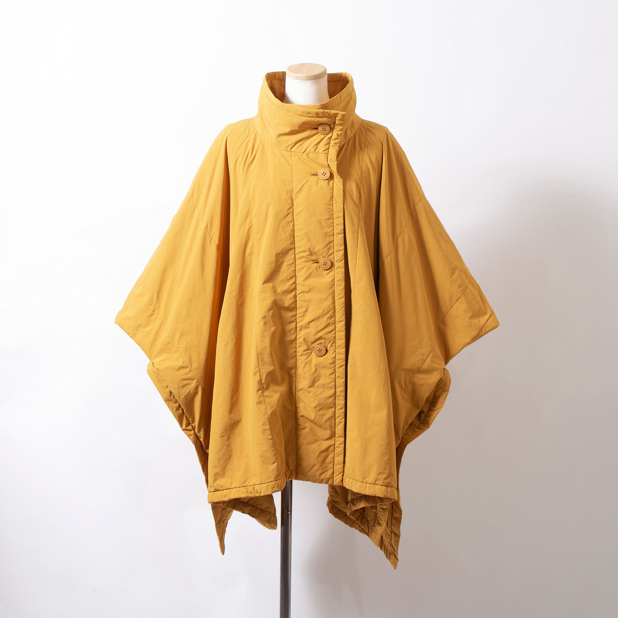 イッセイミヤケ me ISSEY MIYAKE ポンチョ マフラー付き マスタードイエロー 中綿 ポリエステル ナイロン ◆希少◆ アウター ケープ ダウン