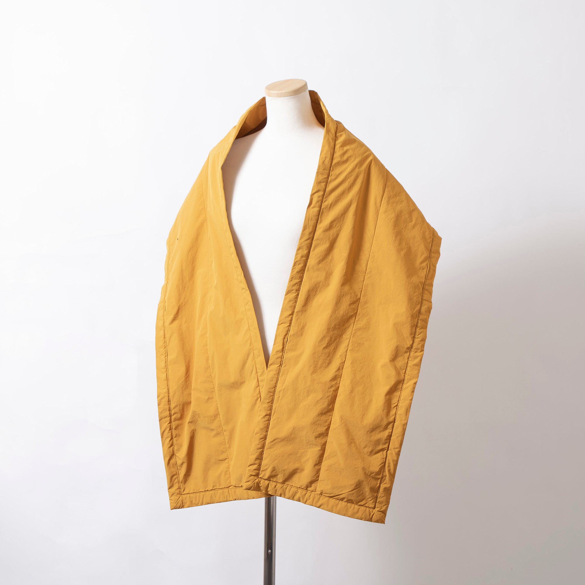 イッセイミヤケ me ISSEY MIYAKE ポンチョ マフラー付き マスタードイエロー 中綿 ポリエステル ナイロン ◆希少◆ アウター ケープ ダウン