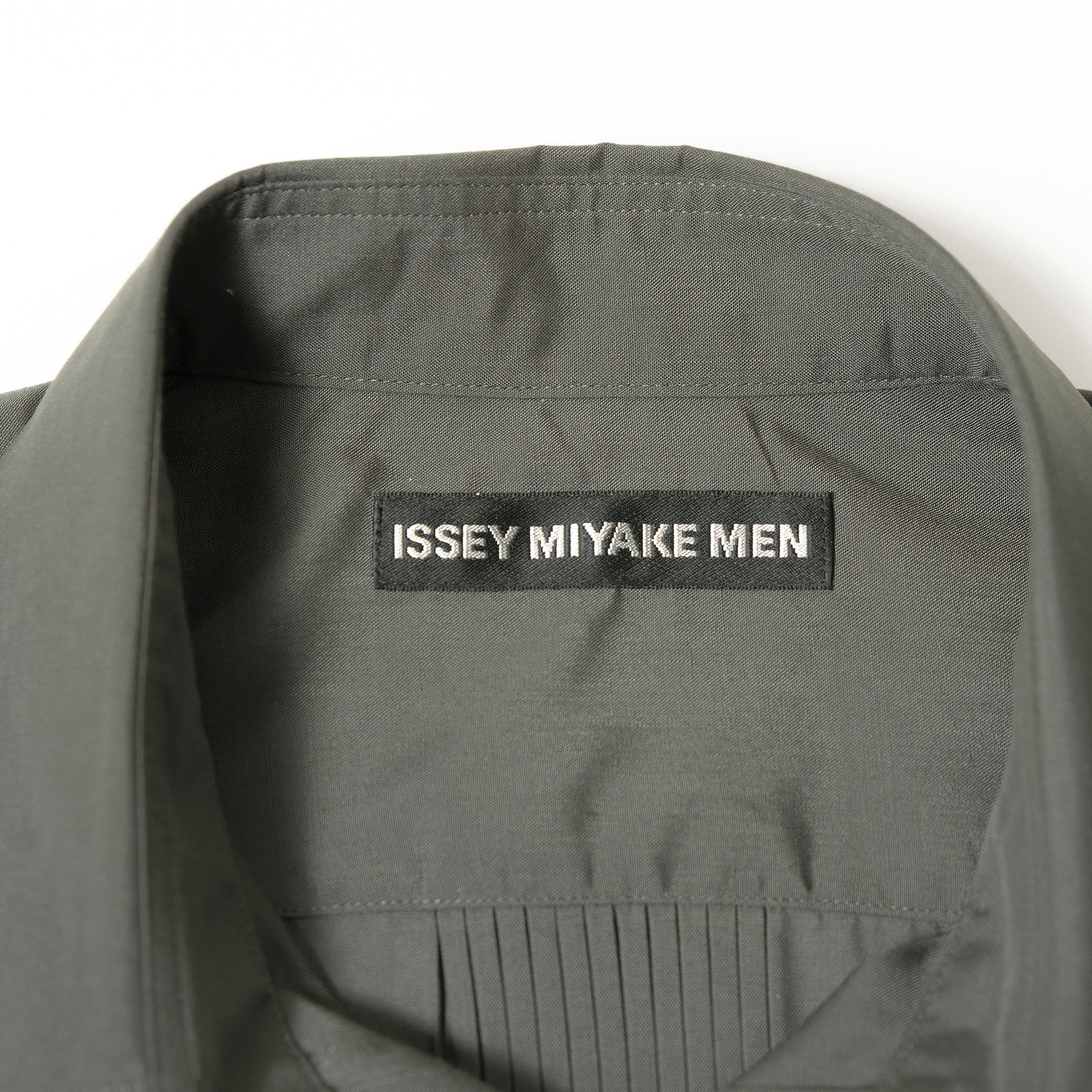 イッセイミヤケ ISSEY MIYAKE MEN ロングスリーブシャツ モスグリーン カーキ プリーツ入り ポリエステル 長袖 IM MEN ドレスシャツ