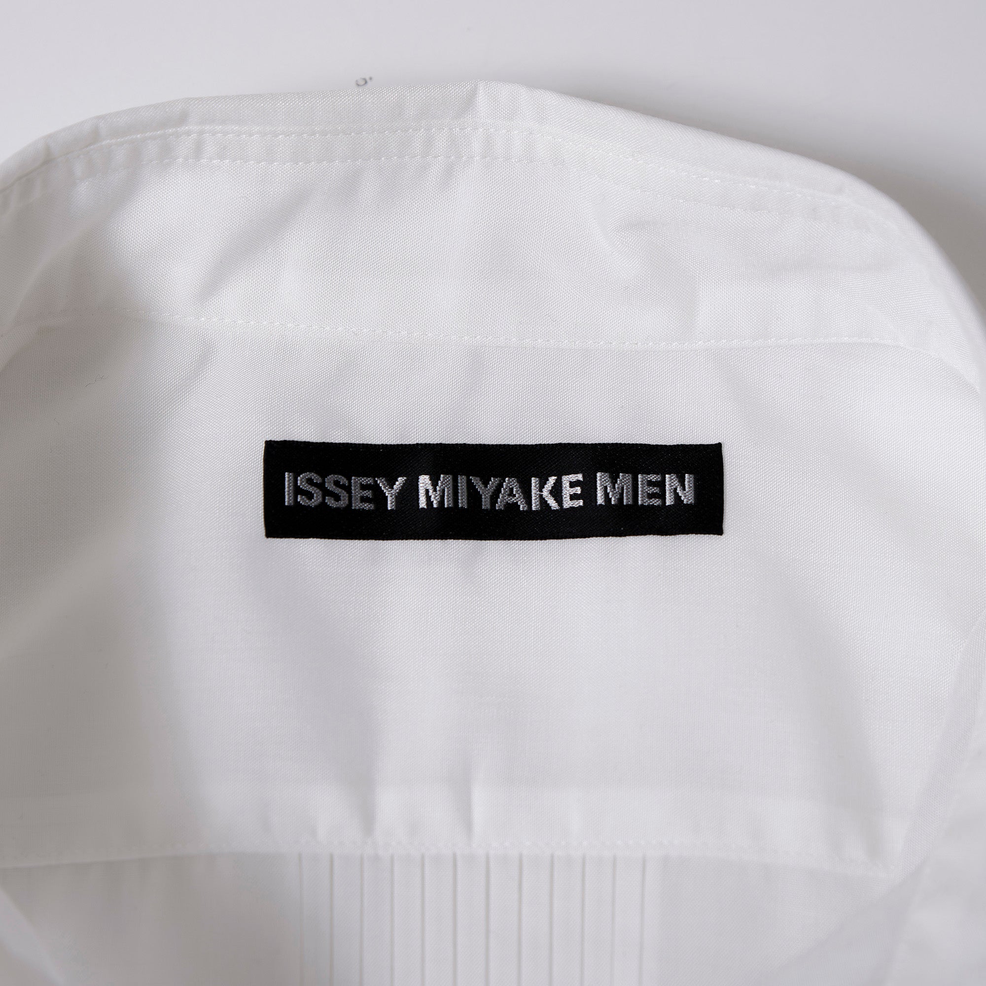 イッセイミヤケ ISSEY MIYAKE MEN ロングスリーブシャツ ホワイト カーキ プリーツ入り ポリエステル 長袖 IM MEN ドレスシャツ