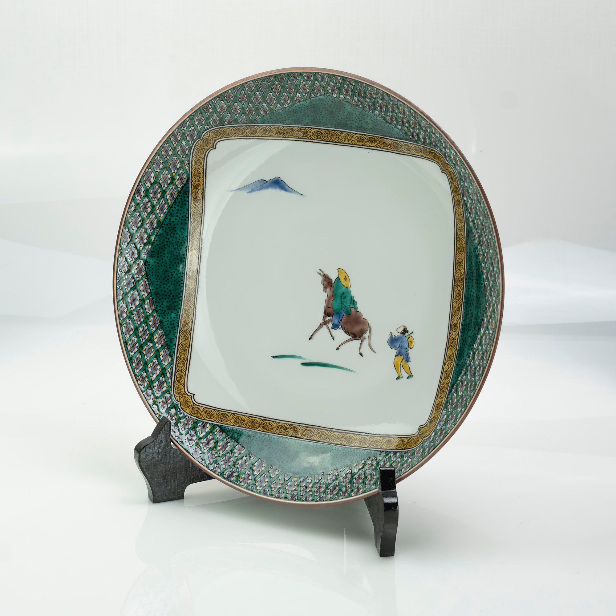 Kutani ware decorative large plate, colored Sotopo decorative plate, by Tamekichi III, Eiichi Mitsui, with plate stand, box, in good condition