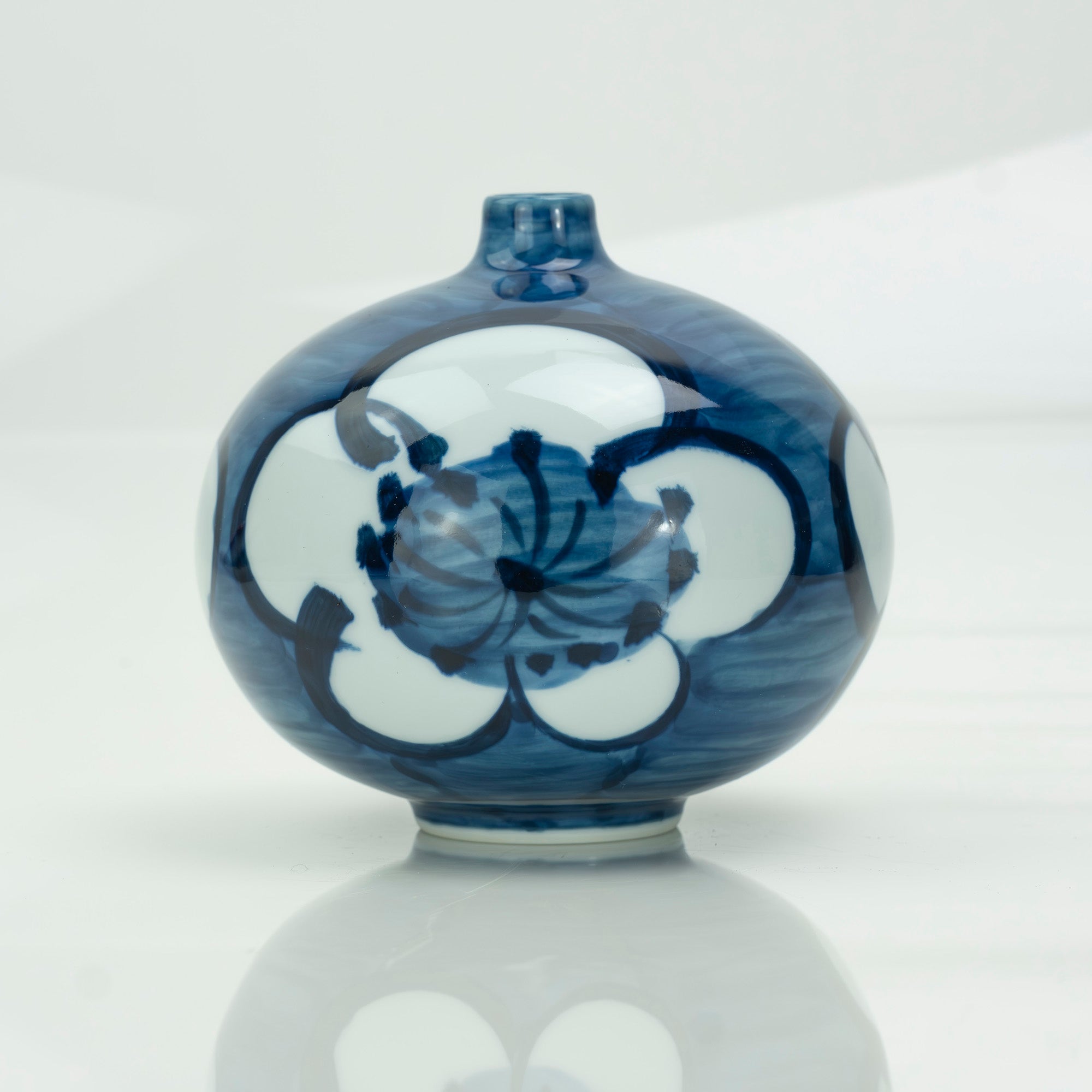 Gen'emon Kiln, Old-dyed plum blossom vase, Arita ware, Ko-Imari, box, good condition