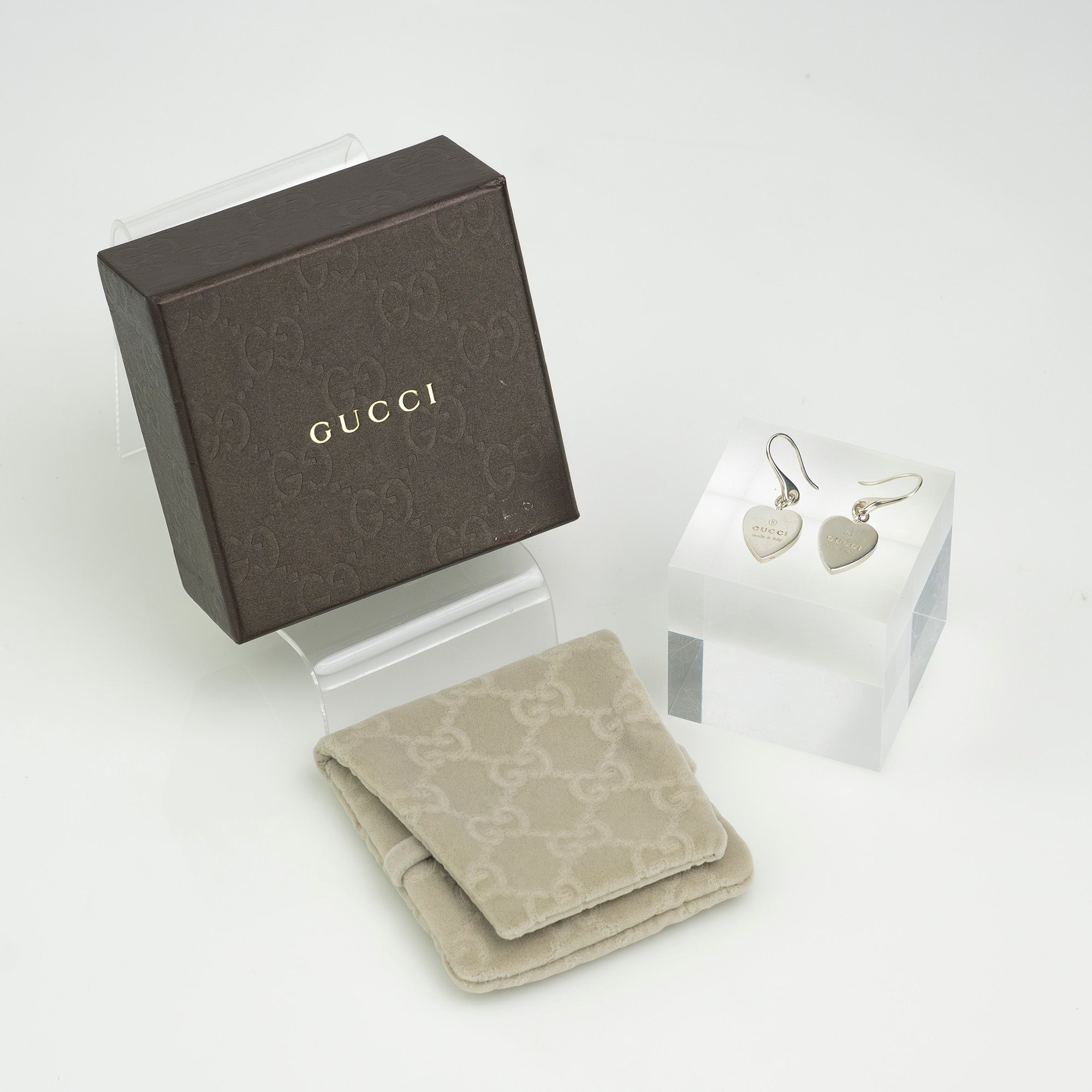 GUCCI シルバー ロゴ スタッドピアス silver925　ショッパー箱付き GUCCI シルバー ロゴ スタッドピアス silver925 ショッパー箱付き