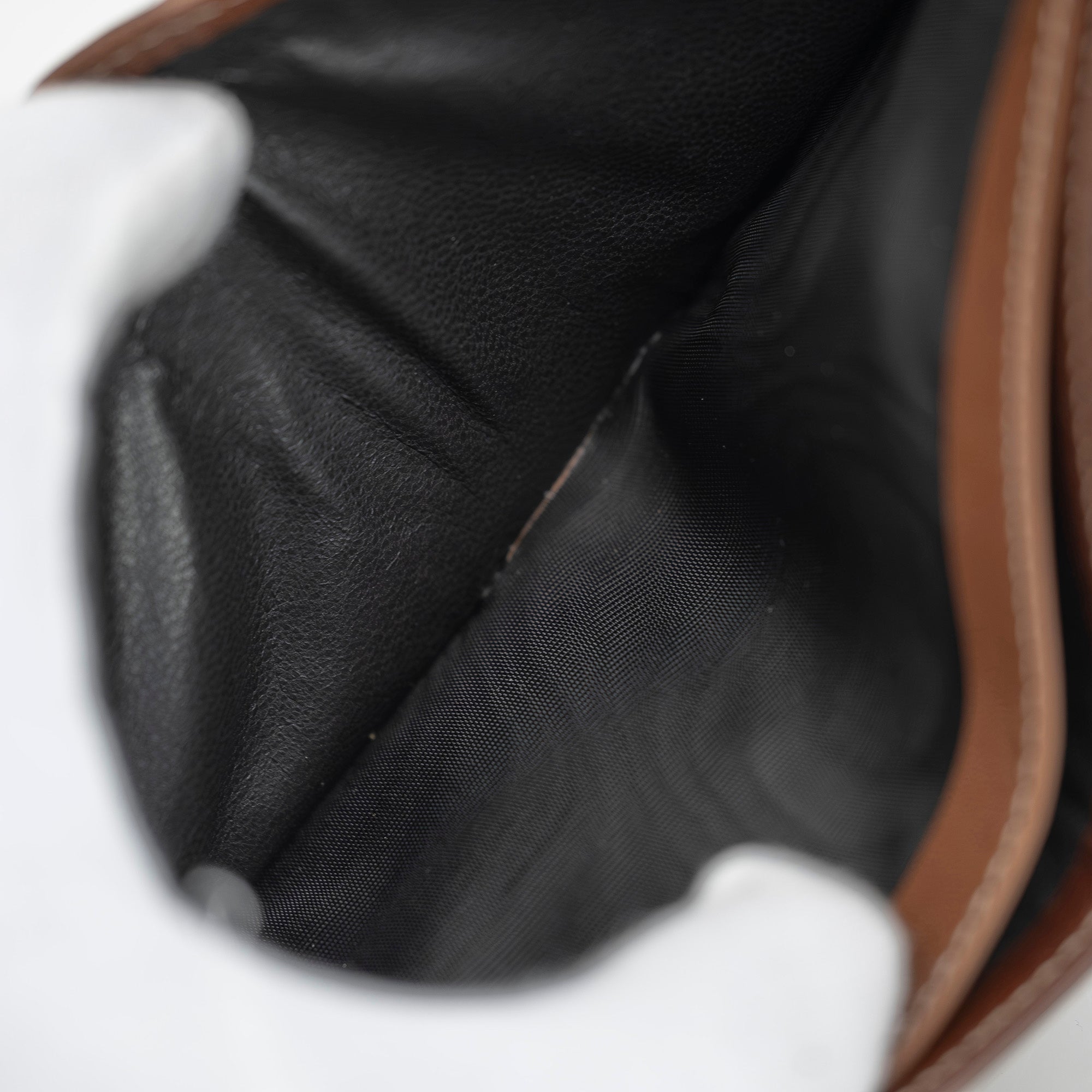 グッチ GUCCI 二つ折り 札入れ レザー ウォレット ブラウン ロゴ刻印 メンズ 【美品・箱付】