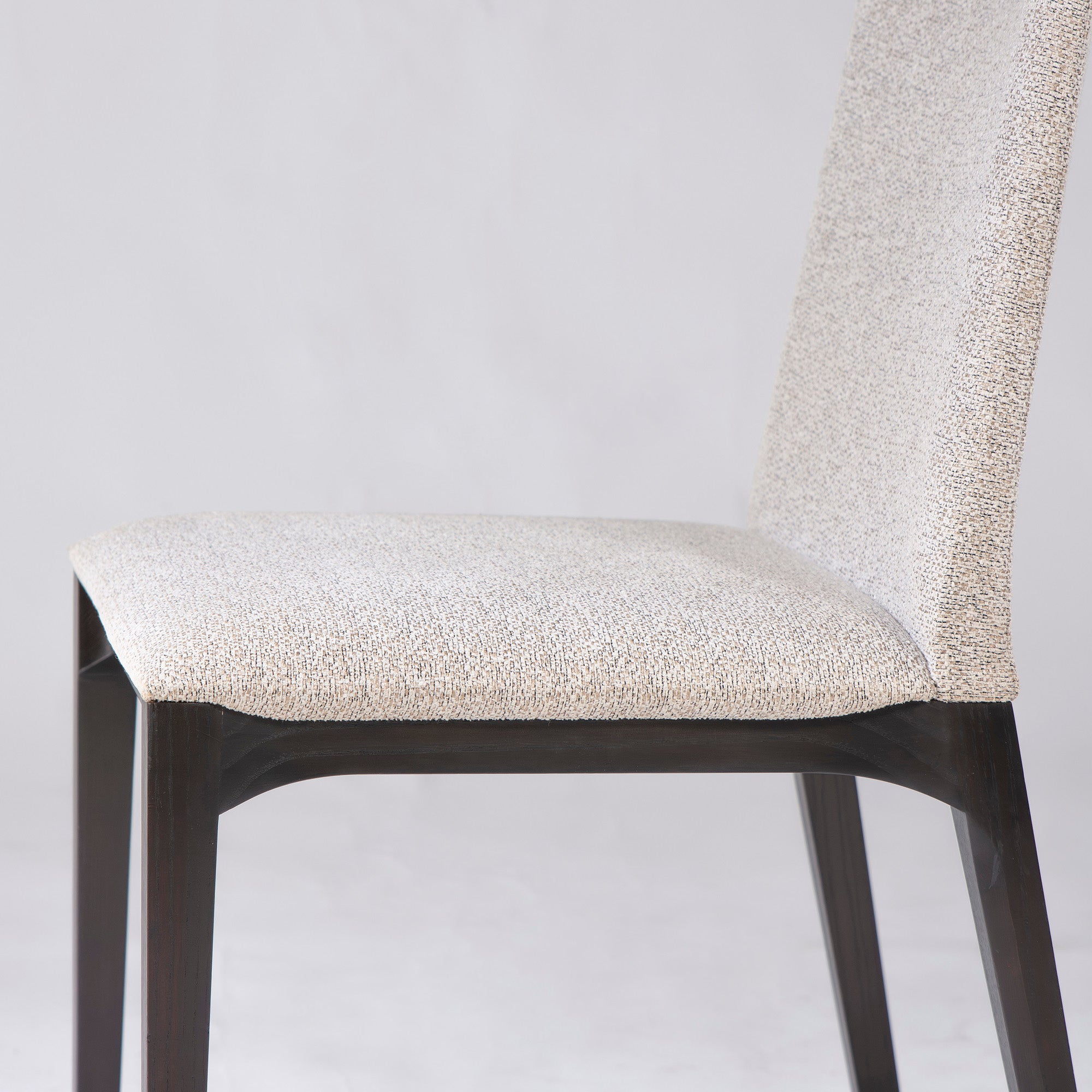 ダイニングチェア カッシーナ Cassina IXC. LINE ライン アームレスチェア(1) アッシュ材 ファブリック イタリアモダン ラグジュアリー