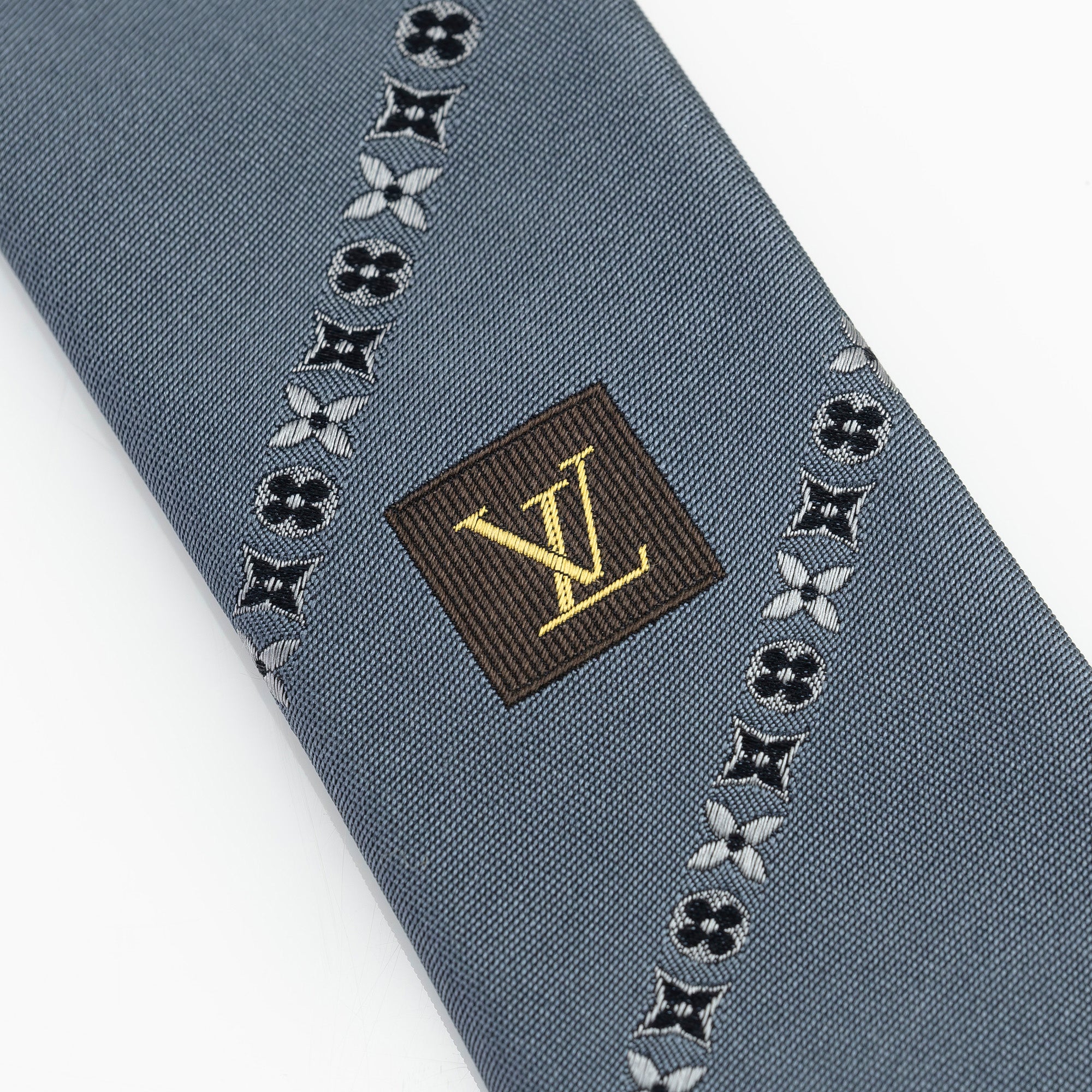 ルイヴィトン LOUIS VUITTON ネクタイ シルク100％ ブルーグレー ニュアンスカラー モノグラム ストライプ柄  【箱付】