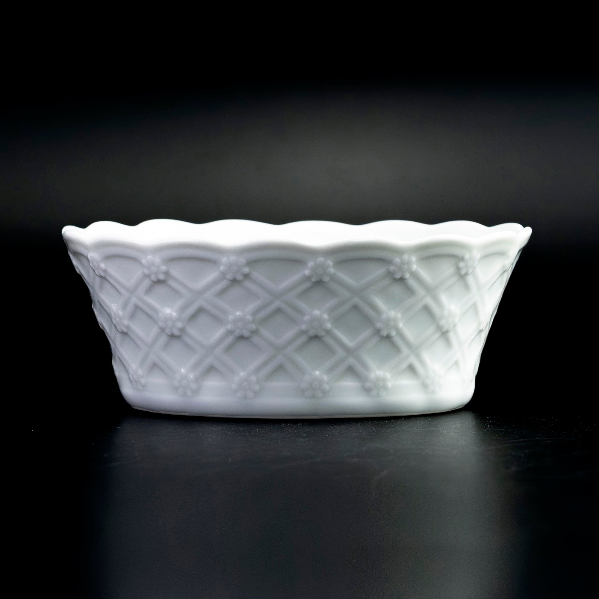 今泉今右衛門 錦花画 ボンボン入れ 濁手 色絵磁器 菓子器 小鉢 輪花鉢 有田焼 花文様 名窯 和食器 伝統工芸