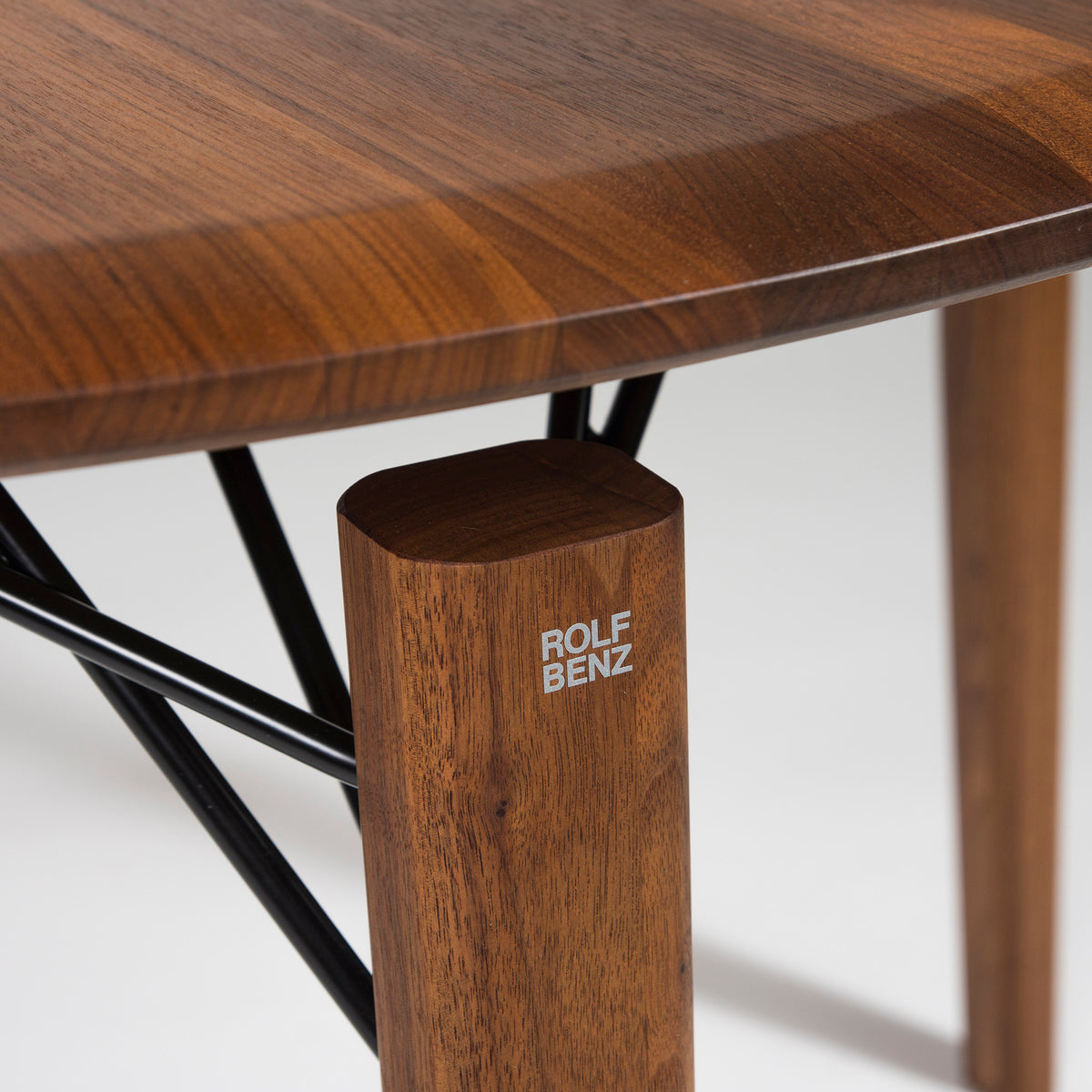 ◆美品◆ROLF BENZ/ロルフベンツ 964ラウンドダイニングテーブル アメリカンウォールナット 無垢材 オイル仕上げ デザイナーズ家具
