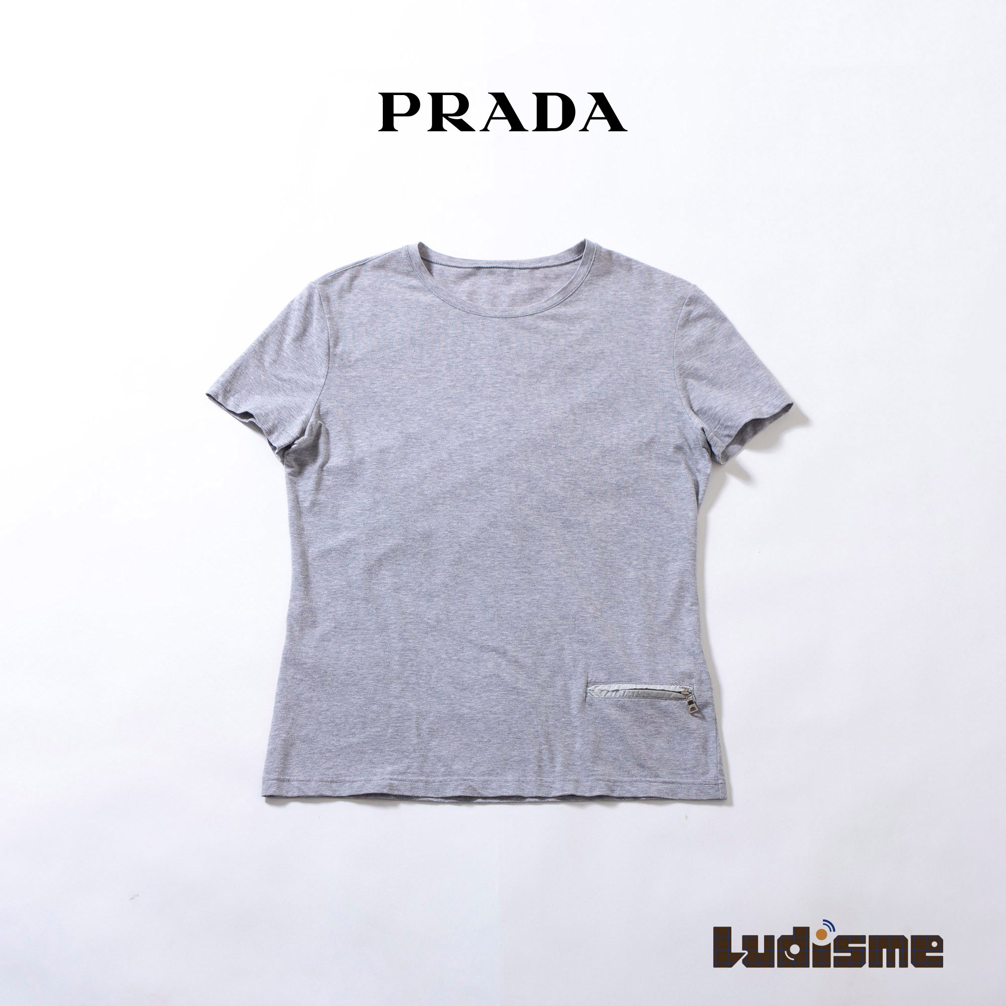 プラダ PRADA SPORT クルーネック Tシャツ ショートスリーブ グレー ロゴパッチ 半袖 ポケットTシャツ カットソー レディース メンズ