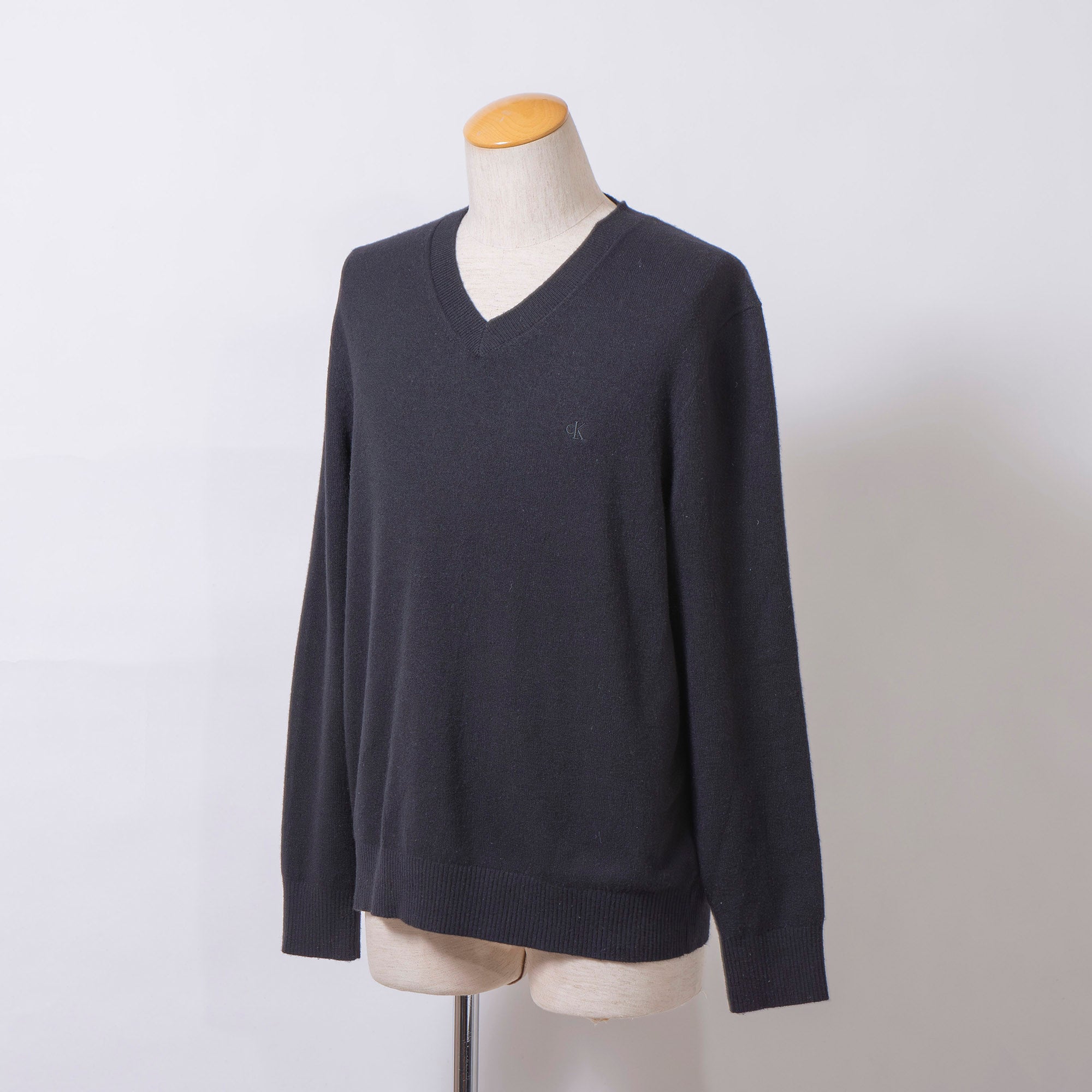 Calvin Klein V-neck knit sweater with logo embroidery and a single point, black, size L, unisex, long-sleeved top for men and women.
