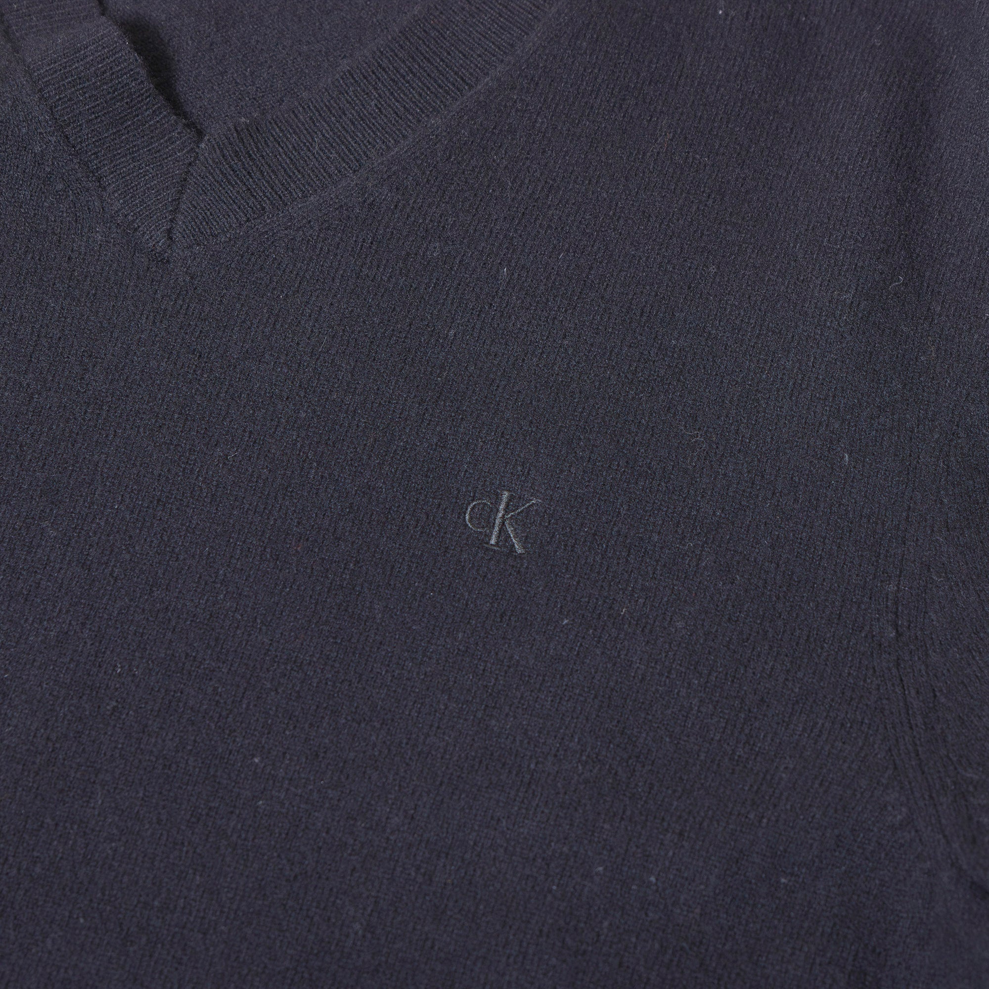 Calvin Klein V-neck knit sweater with logo embroidery and a single point, black, size L, unisex, long-sleeved top for men and women.