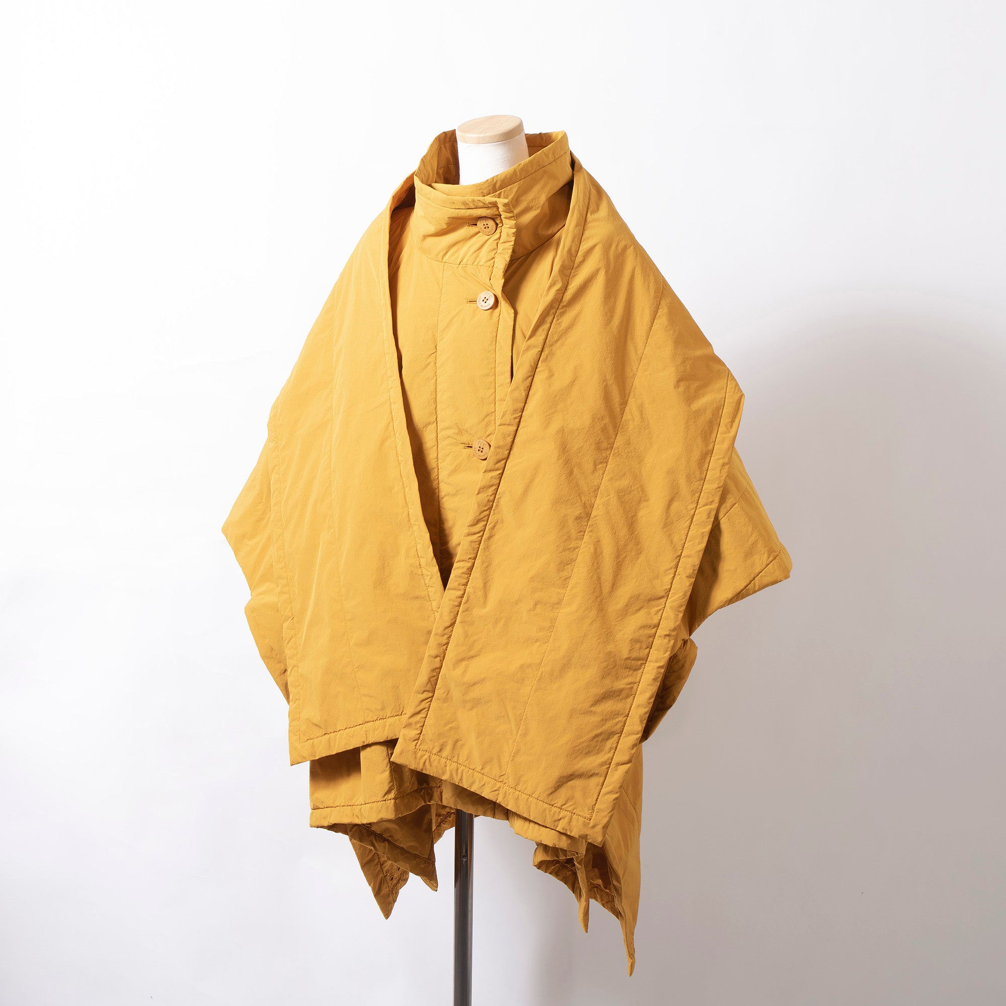 イッセイミヤケ me ISSEY MIYAKE ポンチョ マフラー付き マスタードイエロー 中綿 ポリエステル ナイロン ◆希少◆ アウター ケープ ダウン