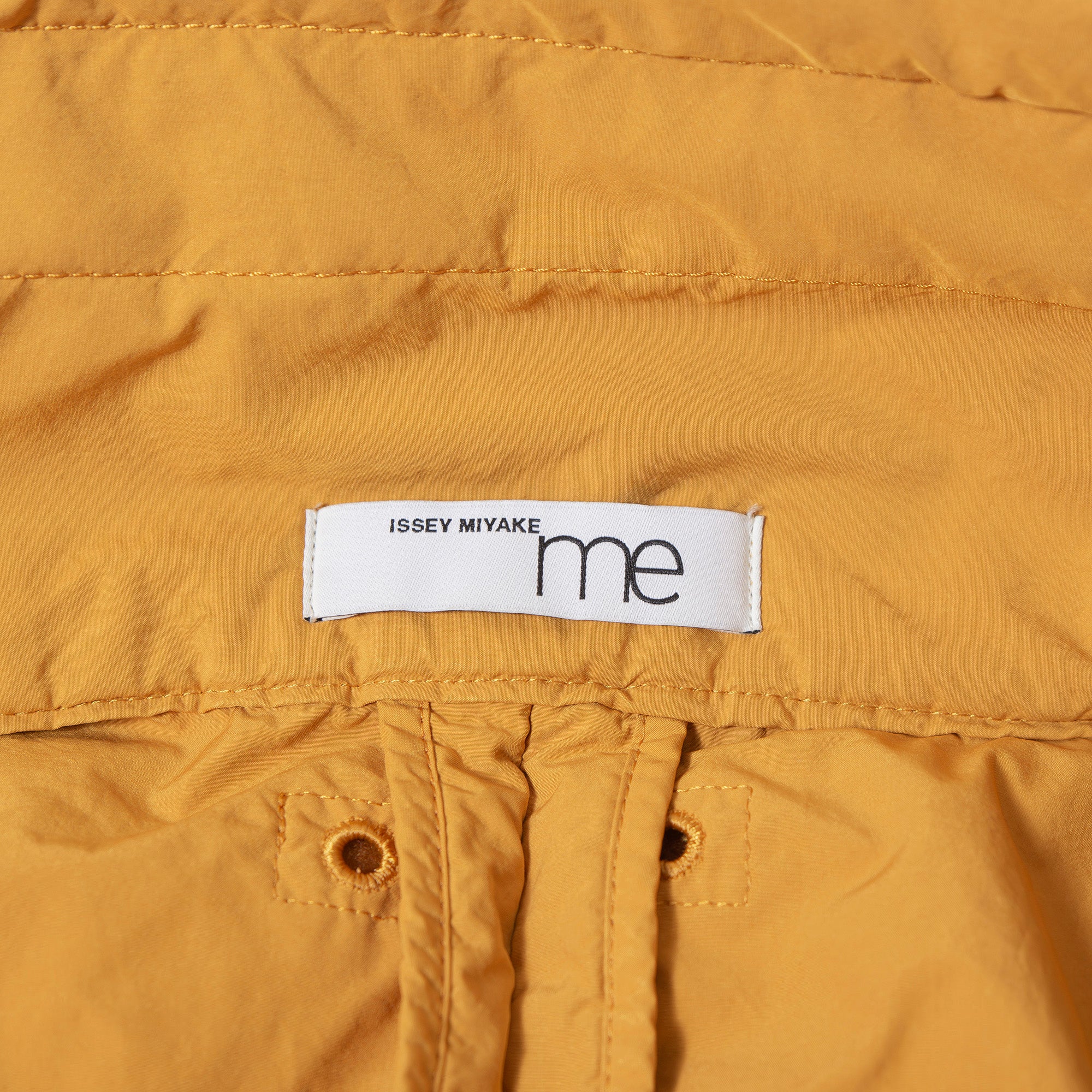 イッセイミヤケ me ISSEY MIYAKE ポンチョ マフラー付き マスタードイエロー 中綿 ポリエステル ナイロン ◆希少◆ アウター ケープ ダウン