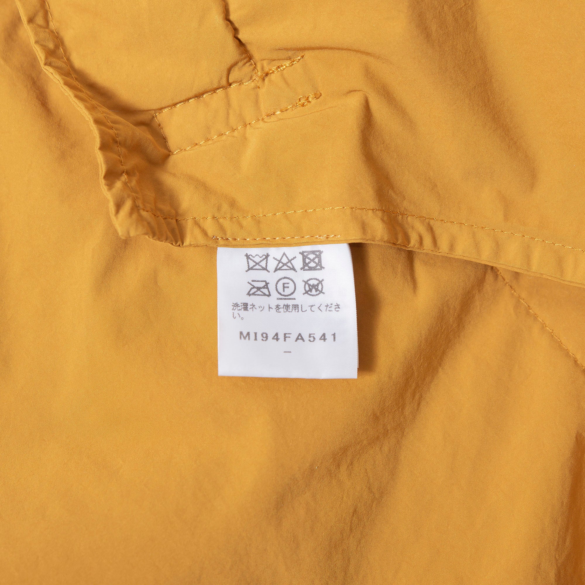 イッセイミヤケ me ISSEY MIYAKE ポンチョ マフラー付き マスタードイエロー 中綿 ポリエステル ナイロン ◆希少◆ アウター ケープ ダウン