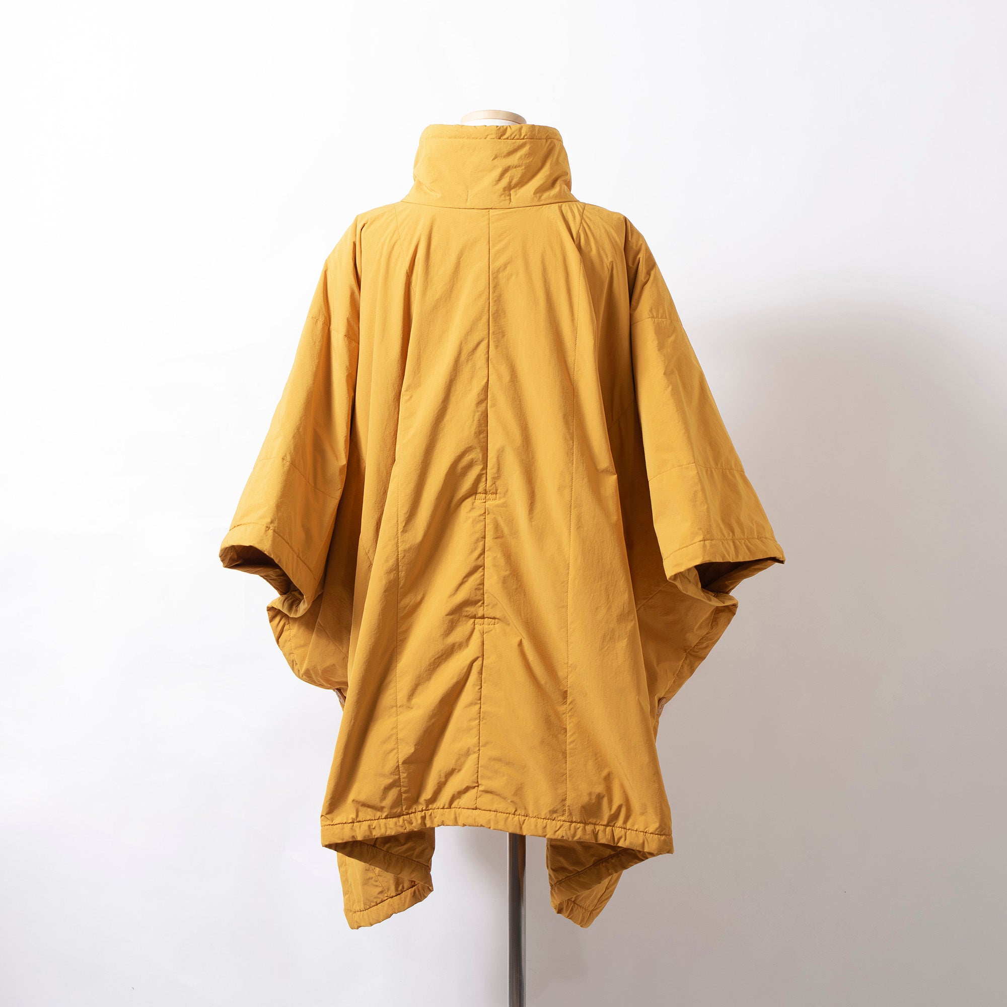 イッセイミヤケ me ISSEY MIYAKE ポンチョ マフラー付き マスタードイエロー 中綿 ポリエステル ナイロン ◆希少◆ アウター ケープ ダウン