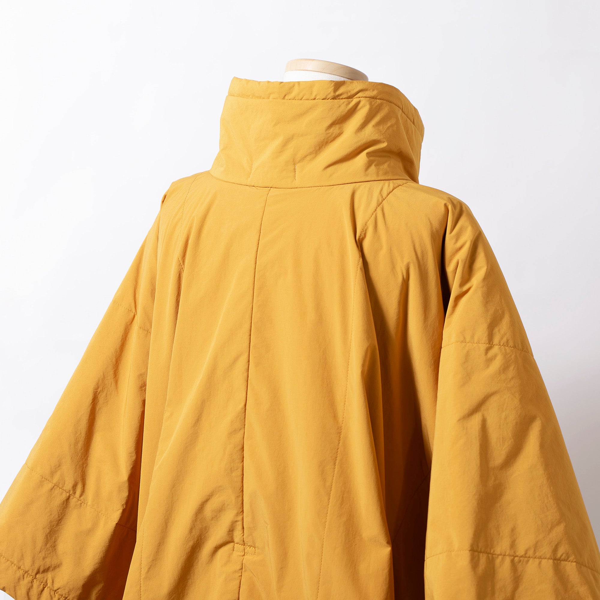 イッセイミヤケ me ISSEY MIYAKE ポンチョ マフラー付き マスタードイエロー 中綿 ポリエステル ナイロン ◆希少◆ アウター ケープ ダウン