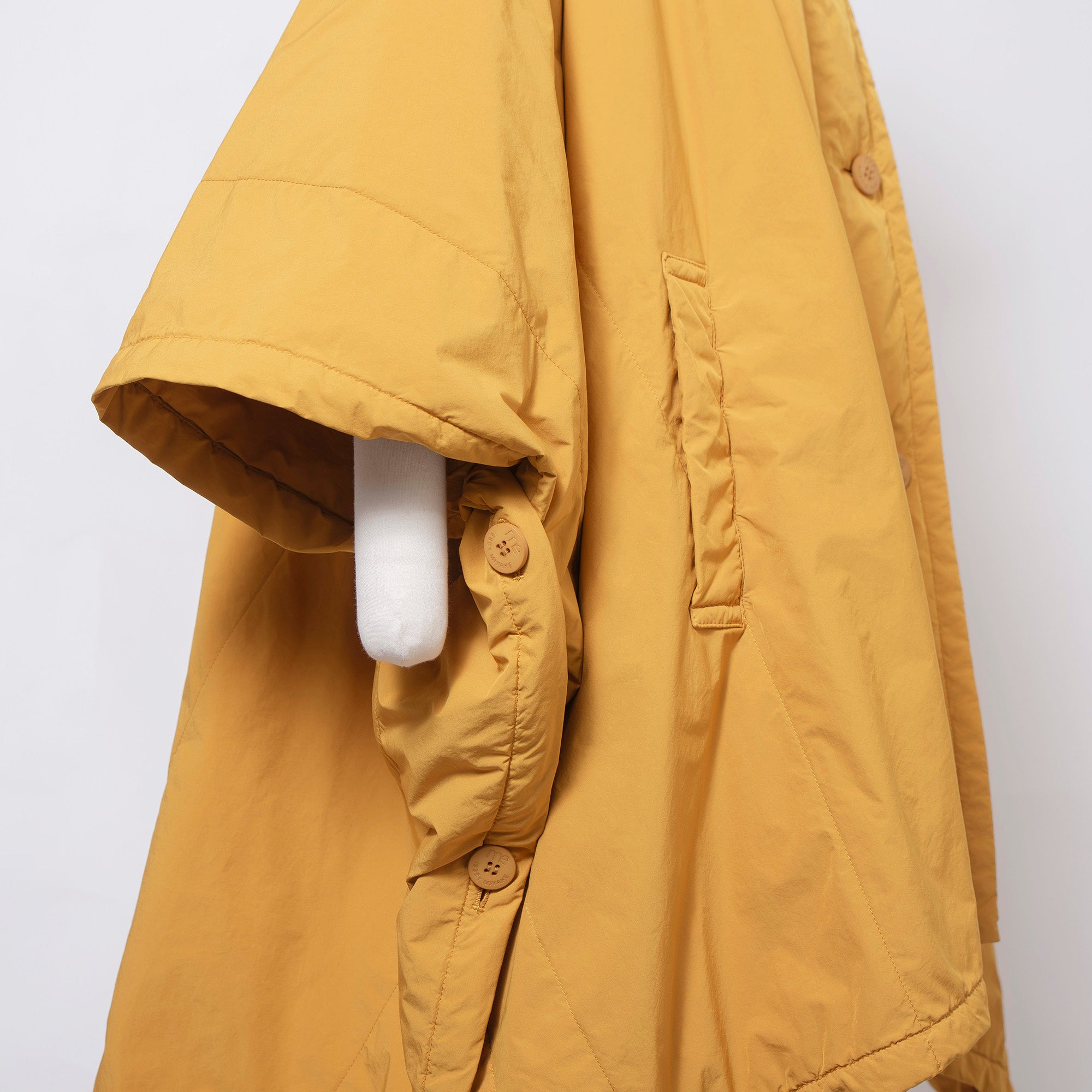 イッセイミヤケ me ISSEY MIYAKE ポンチョ マフラー付き マスタードイエロー 中綿 ポリエステル ナイロン ◆希少◆ アウター ケープ ダウン